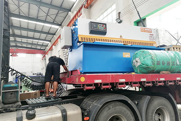 無錫某冶金工廠購買了剪板機 